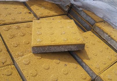 砖的种类很多,按所用原材料分为粘土砖,页岩砖,煤矸石砖,粉煤灰砖